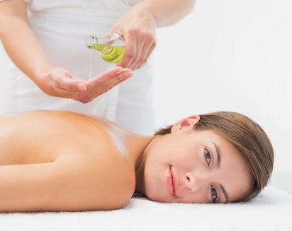 Attractive young woman getting massage oil on her back at spa center; Shutterstock ID 205692142; Purchase Order: AVITA SPA MENÜ; Job: 180169; Client/Licensee: AVITA; Other: